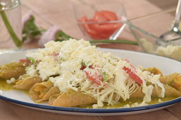 Flautas ahogadas en salsa verde