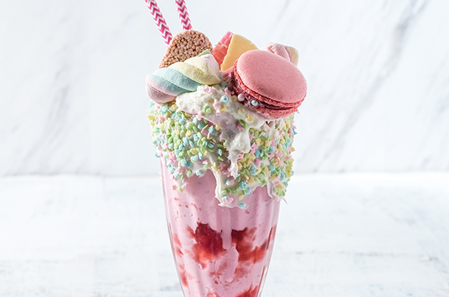 Malteada con helado de fresa festiva casera | Freak Shakes