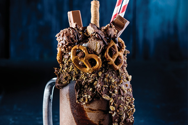 Receta de Malteada con helado de Chocolate, s'mores, y pretzels casera | Freak Shakes