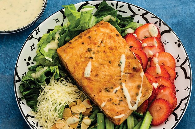 Ensalada de salmón y lechuga asada con crema de almejas