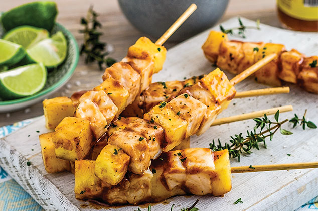 Mini Brochetas de lenguado con piña y salsa BBQ