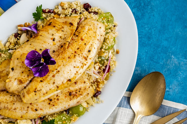 Ensalada Mix de lechugas, pescado tilapia, quinoa y frutos secos