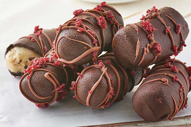 Paletas de plátano congeladas cubiertas de chocolate