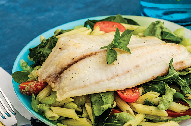 Pasta pluma con filete de pescado tilapia al pesto y arúgula | Cocina Vital