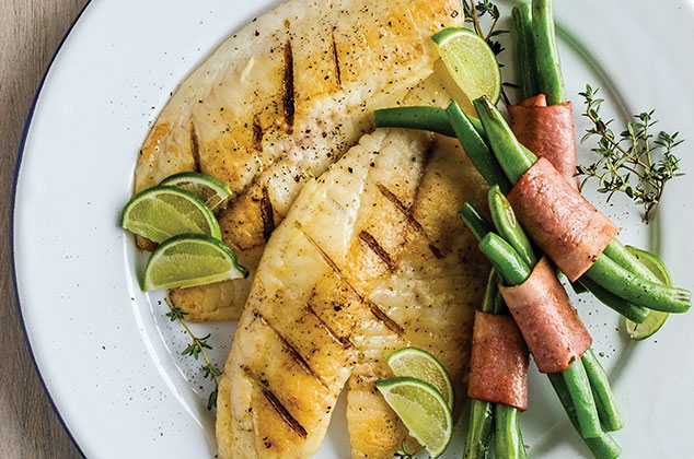 Filete de pescado tilapia asada con ejotes y tocino