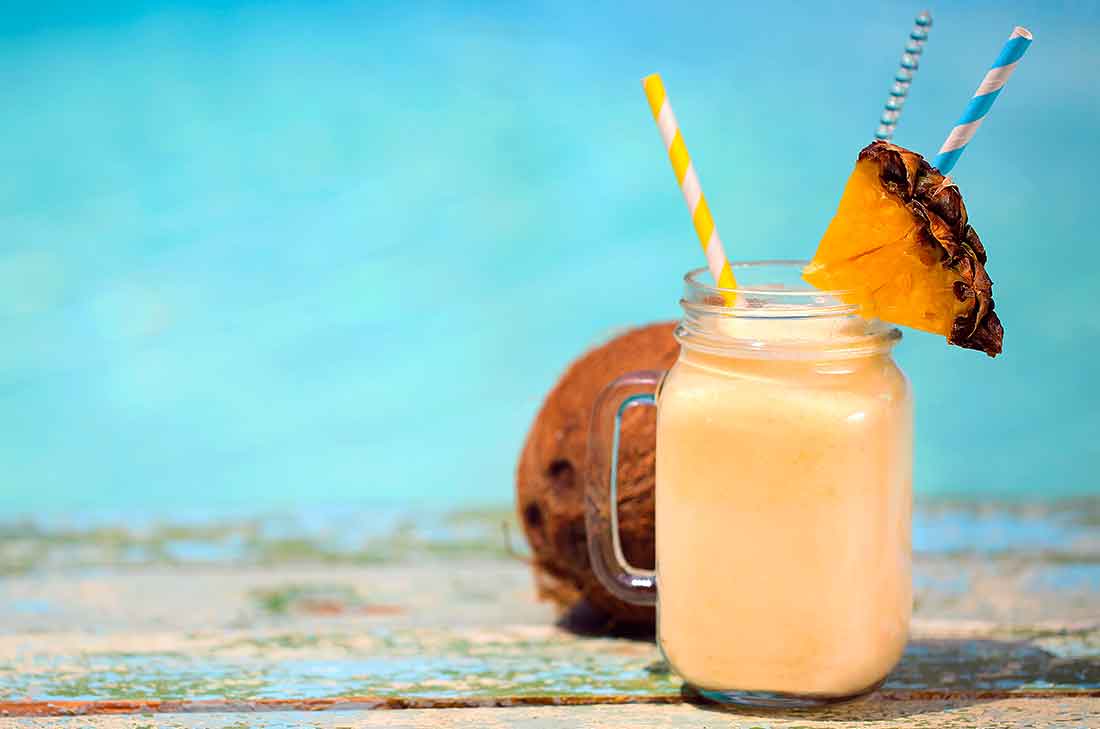 Hoy tenemos para ti la receta original de piña colada, puede llevar alcohol o sin alcohol, peor ambas preparaciones, son deliciosas.