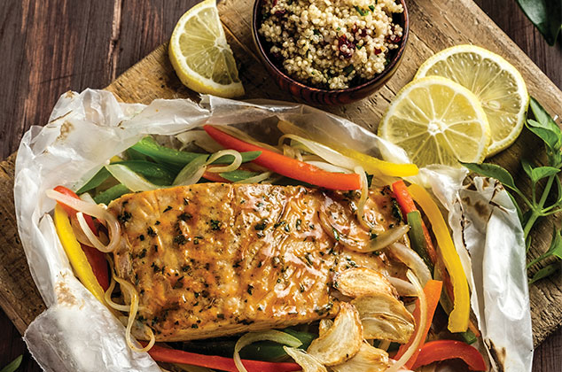 Salmón al horno sobre pimientos morrón y quinoa