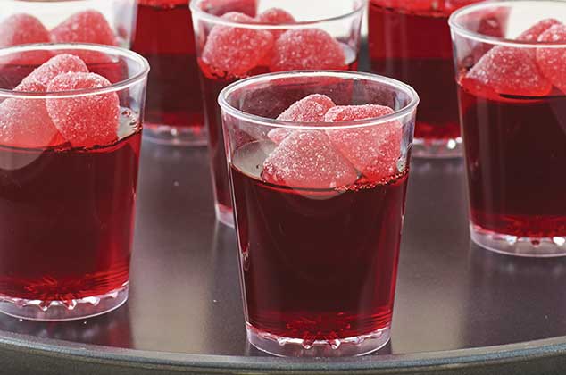 Shots de gelatina de frambuesa y vodka con gomitas