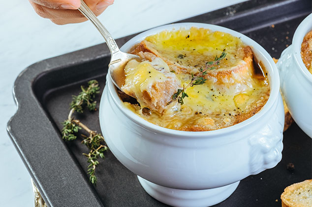 Sopa de cebolla gratinada casera | Paso a paso