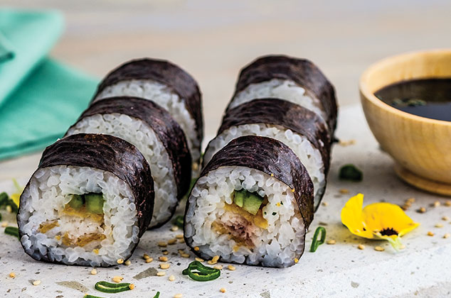 Sushi relleno de pescado empanizado con salsa tampico