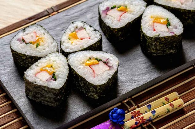 Sushi de surimi y mango