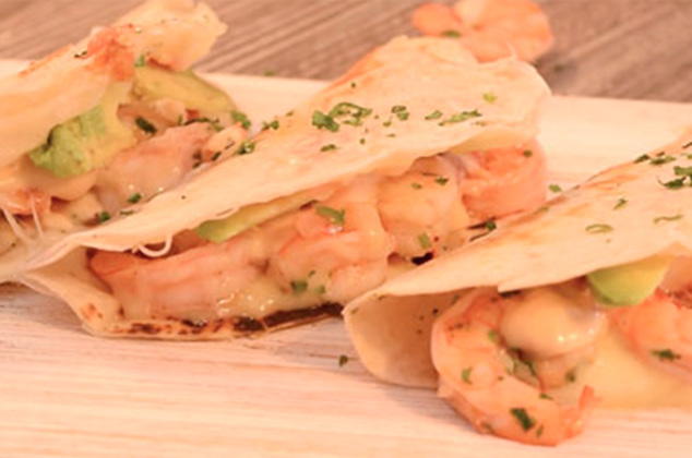 Tacos de camarón con queso y aguacate