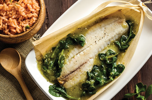 Tamal de pescado tilapia en hoja de maíz con salsa verde y verdolagas