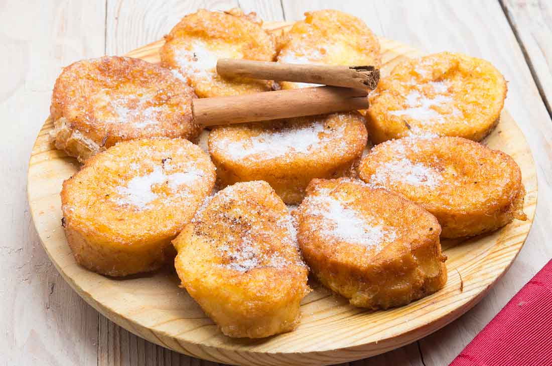 Estás torrejas con canela se convertirán en el postre favorito de todos. No esperes más y prepáralas, son muy fáciles de hacer.