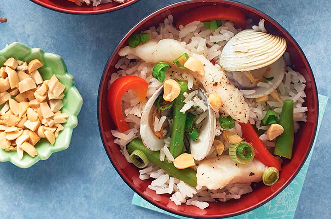 Arroz al vapor con almejas y pescado