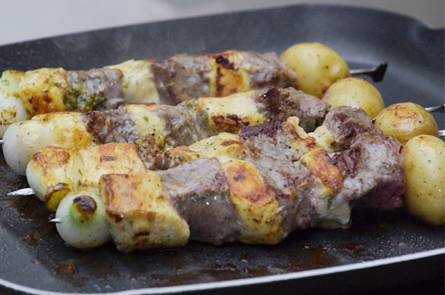 Brochetas de carne y pollo a la parrilla