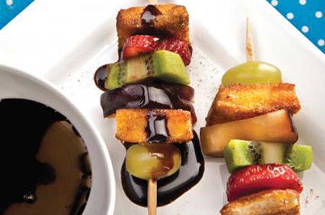 Brochetas de pan francés y frutas | Receta