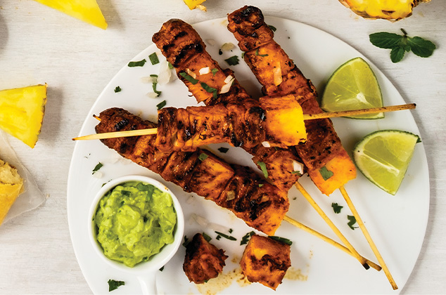 Brochetas de cerdo adobado con piña a la parrilla