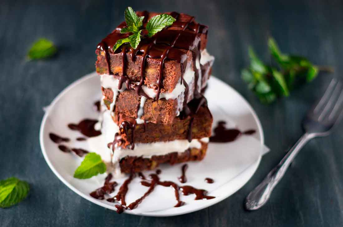 Con esta receta de bownies rellenos de helado, seguro enloquecerás a cualquiera que los pruebe y como plus, te quitará el calor.