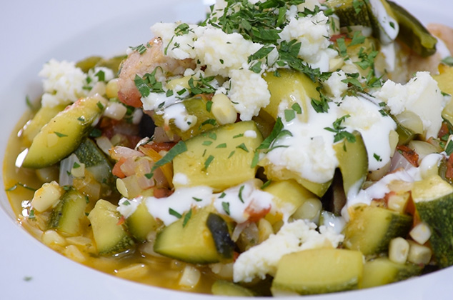 Calabacitas con carne de puerco, elote y rajas de poblano