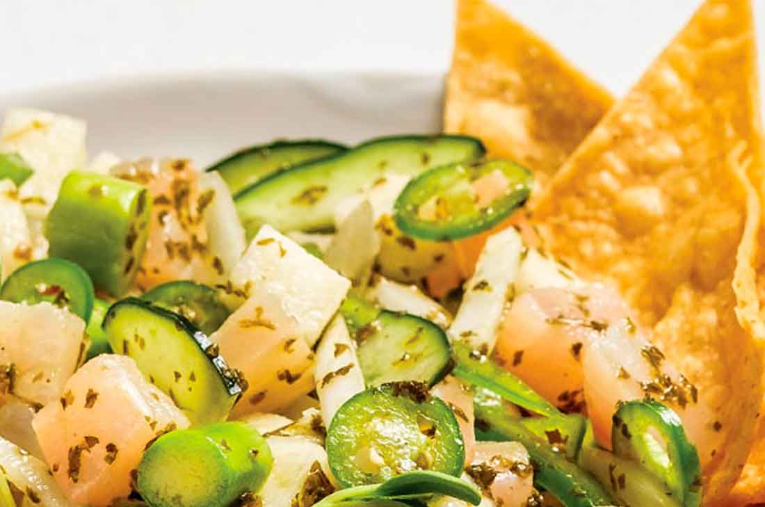 Receta de ceviche verde con espárragos y jícama. Un platillo delicioso y fresco, ideal si te gustan los pescados y mariscos. Receta para Cuaresma