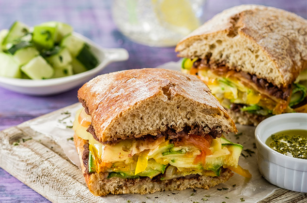 Chapata con verduras y queso gratinado