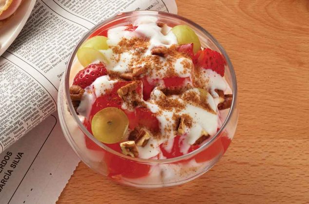 Copa de frutas con gelatina y yogur