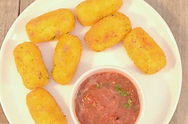 Croquetas de papa con jamón y dip de jitomate