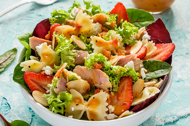 Ensalada de atún con pasta, fresas y aderezo de naranja