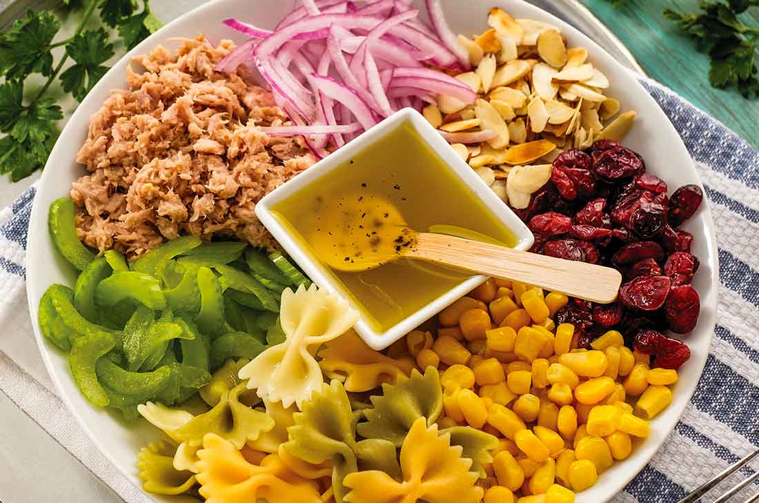 Aquí tienes la receta de una deliciosa ensalada de apio, atún, cebolla y almendras, no esperes más y prepara. A todos les fascinará.