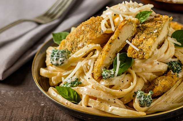 Fetuccini con pechuga de pollo empanizada y brócoli