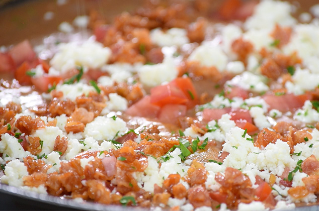 Cómo hacer Frijoles con tocino y pico de gallo