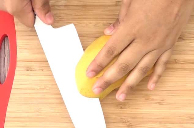 ACOMODA el mango al centro de la tabla de forma horizontal. Sujeta son la palma de tu mano extendida y haz el corte en la misma posición de tu mano guiándote con el hueso.