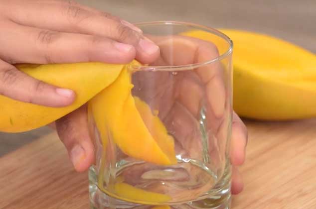 APOYA en el filo del vaso y jala lentamente hacia afuera para que la pulpa caiga en el vaso.