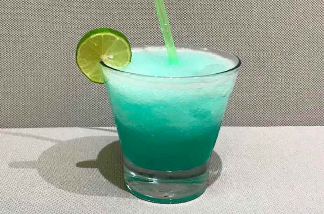 Margarita azul: Coctel vibrante con tequila y curazao