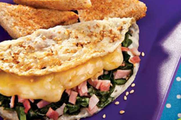 Omelette de claras con jamón y queso