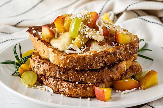 Receta de Pan francés vegano con plátano, durazno y uva