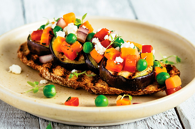 Receta vegana de Pan tostado con verduras y requesón