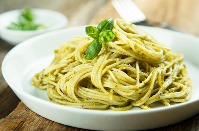 Cómo hacer Pasta al pesto sin piñones