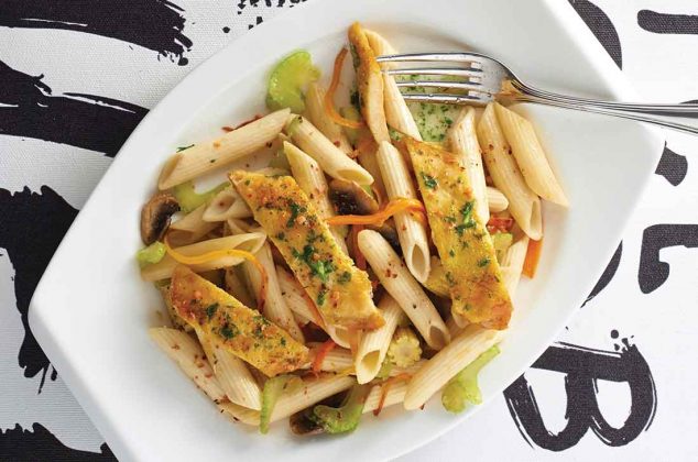 Pasta con verduras y pollo