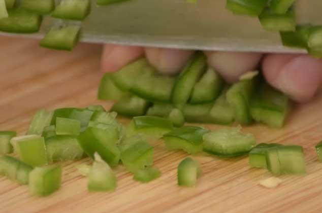 UNE las julianas y comienza a picar en cuadritos. 