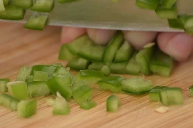 UNE las julianas y comienza a picar en cuadritos. 