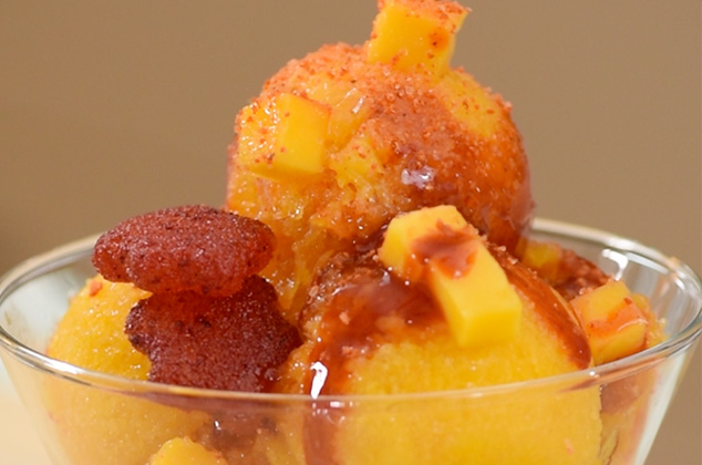 Cómo hacer Raspado de mango con chamoy