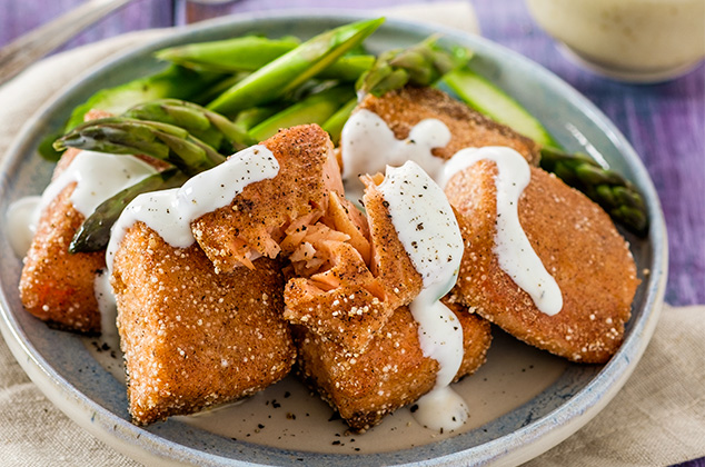 Salmón empanizado a la canela con espárragos y yogurt