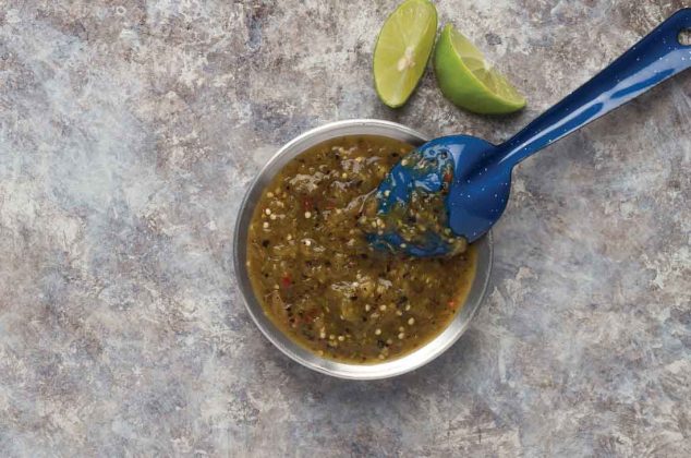 Salsa para tacos. Receta para preparar salsa con chile de árbol y piña. Prepara una sabrosa salsa y dale el toque especial con un poco de piña.