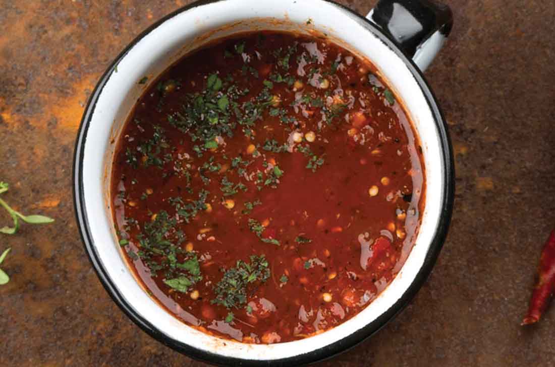 La salsa roja que llevan los tacos y otros platillos mexicanos, tienes que prepararla y probarla. Te va a encantar, con su sabor picosito.