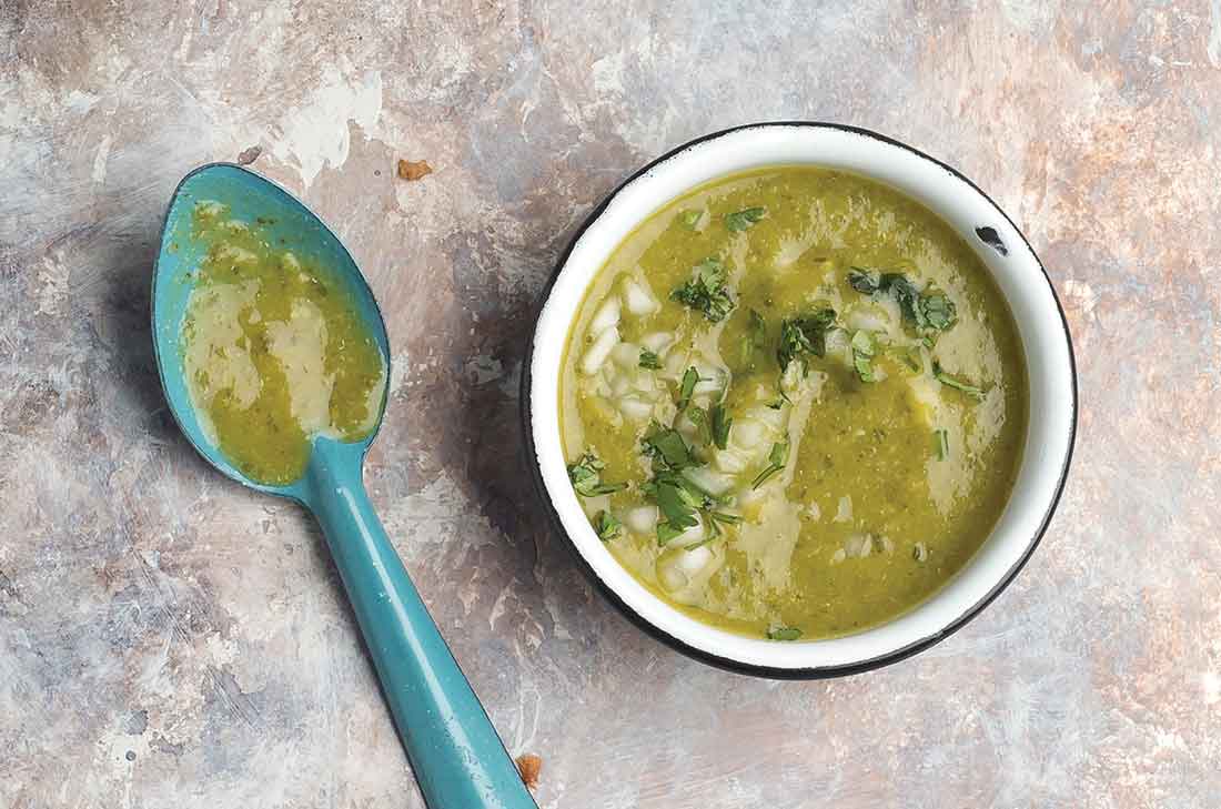 La típica salsa verde con cilantro para los tacos. Cuando prepares tacos tienes que acompañarlos con una buena salsa verde.