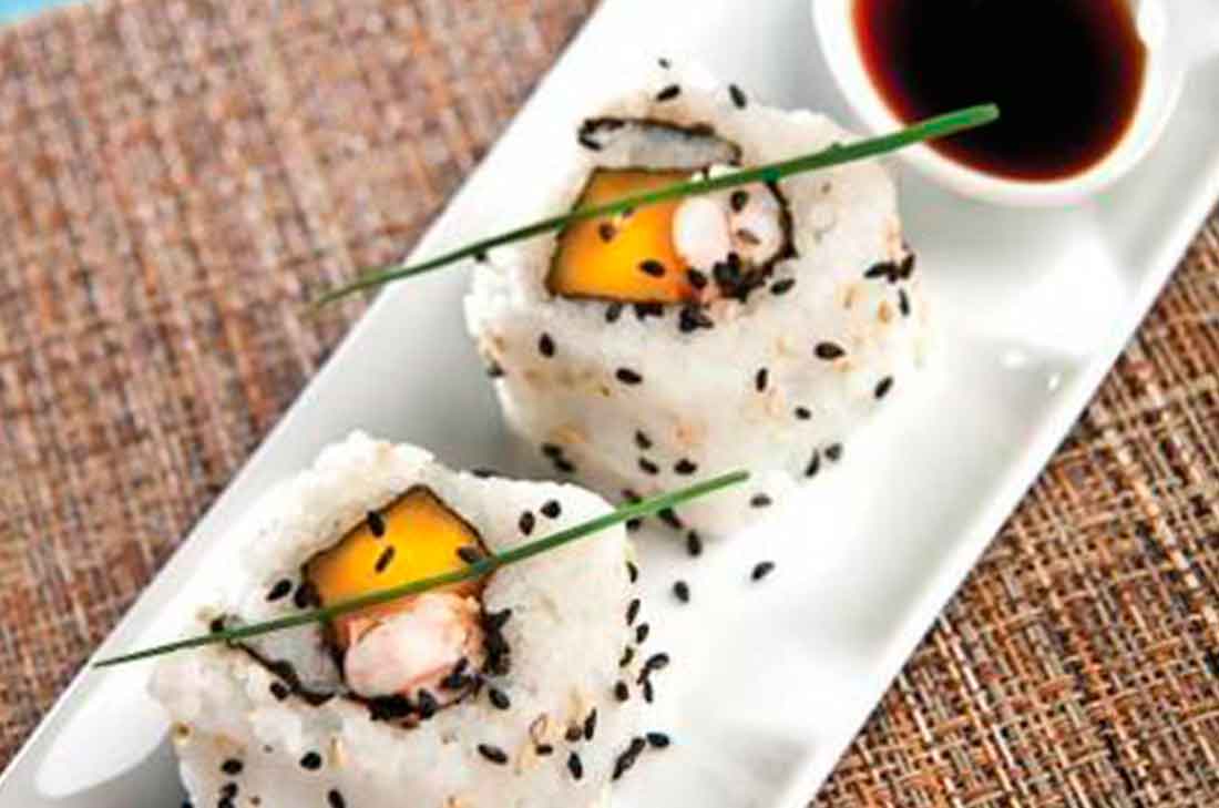 ¿Alguna vez pensaste en que hacer el sushi era tan fácil? Mira aquí cómo hacer un sushi roll con camarón y deléitate con su increíble sabor.