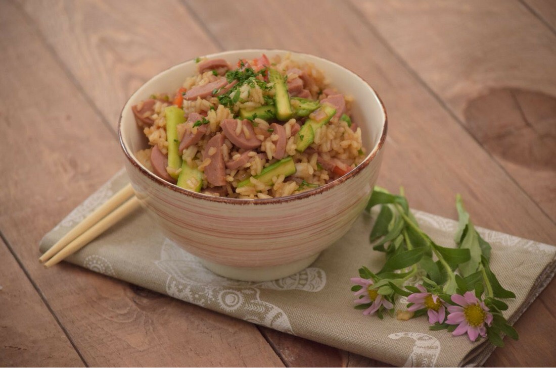 Yakimeshi con salchichas | Receta de arroz japonés