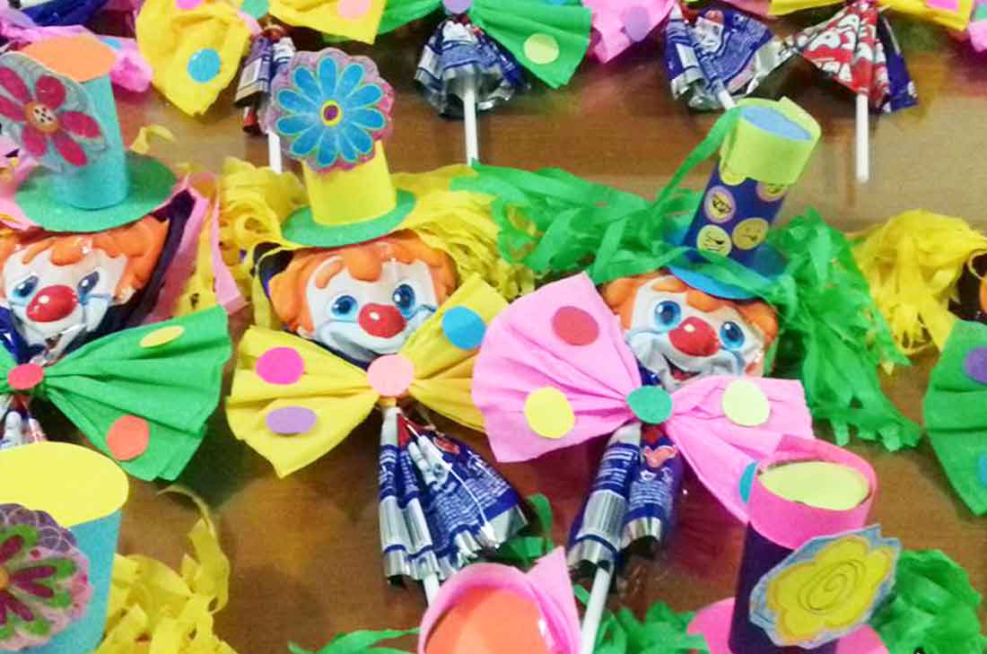 Cómo decorar una paleta payaso para el Día del Niño 0